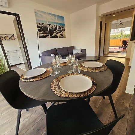 2 Pieces Lumineux, Proche Plage, Parking, Clim, Hippodrome *